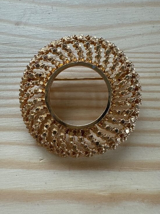 BSK Jewelry - VTG BSK Gold Wreath Brooch Pin Textured Mid Century Retro Costume Jewelry